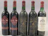 six bouteilles de vin sont alignées sur une table
