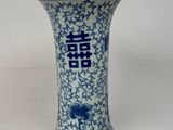 vase en porcelaine bleue et blanche orné d'inscriptions chinoises