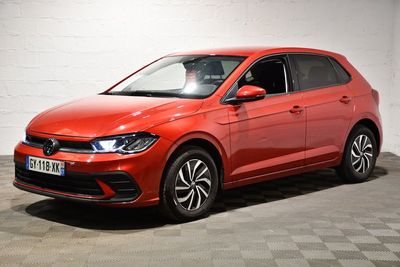 une Volkswagen Polo rouge à hayon, à hayon, à hayon, à hayon, à hayon, à hayon, à hayon, à hayon, à hayon, à hayon, à hayon, à hayon, à hayon, à hayon, à hayon, à hayon, à hayon
