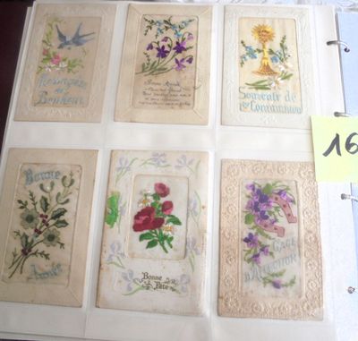 beaucoup de cartes ornées de fleurs posées sur une table