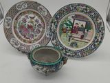plusieurs types d'assiettes et de bols disposés sur un fond blanc