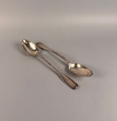 deux cuillères posées sur une table