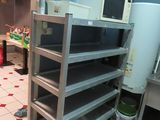une cuisine avec de nombreuses étagères et une cuisinière