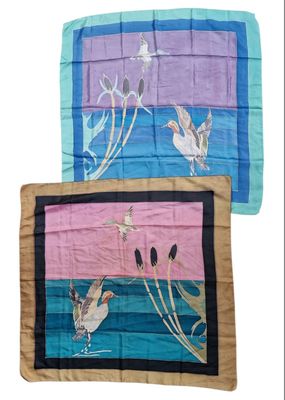 Lot de 2 foulard en soie décor de canards dans des paysages …