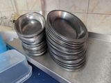 beaucoup d'assiettes en argent sur le plan de travail de la cuisine