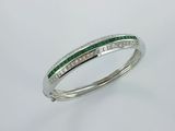 une bague en or blanc sertie d'une émeraude et de diamants