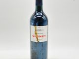 une bouteille de vin posée sur une table