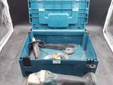 une boîte à outils bleue avec des outils sur le sol