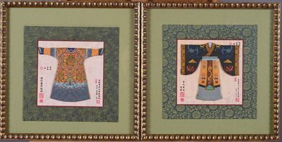 Kimono miniatures gaînés de soierie montés sur papiers impri…