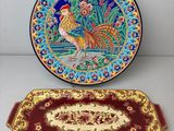 deux assiettes et un plateau sur lesquels figure un coq