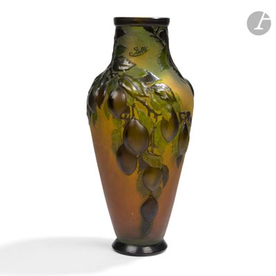 un vase orné d'une grappe de raisin