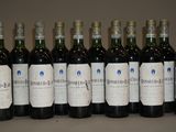 six bouteilles de vin sont alignées sur une table