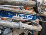 un gros plan d'un vélo sur lequel est accrochée une pancarte