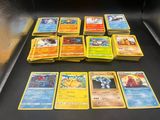 un tas de cartes pokemon posées sur une table