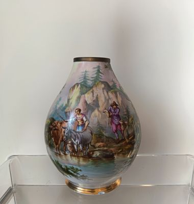 Vase ovoïde en porcelaine à décor polychrome de scène pastor…