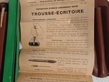 une boîte verte avec une poignée marron et une poignée marron