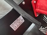 un gros plan d'une moto rouge et noire avec une selle rouge