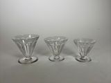 trois verres à pied en verre transparent posés sur une table