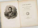 un vieux livre avec la photo d'un homme en uniforme