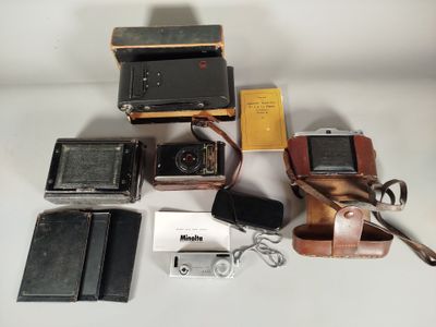 tout un tas de modèles d'appareils photo différents posés sur la table