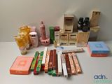 de nombreux types de cosmétiques et de produits cosmétiques posés sur la table