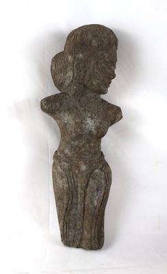 une image représentant une statue de femme sur fond blanc