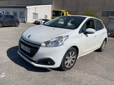 la petite voiture blanche est garée dans le parking