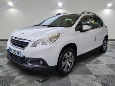 la voiture blanche est garée dans le garage sur un sol en damier