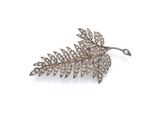 une broche en diamant et feuille d'argent