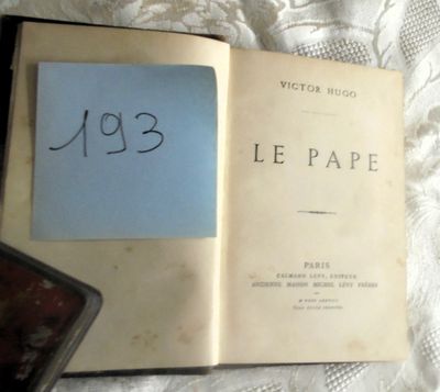 un livre sur lequel est posé un morceau de papier
