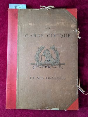 un vieux livre posé sur une table recouverte d'un tissu violet