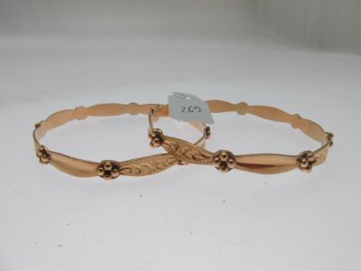 paire de bracelets dorés sur fond blanc, avec étiquette de prix