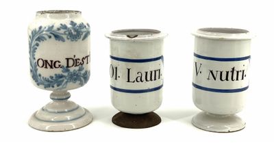 trois vases posés l'un à côté de l'autre sur une surface blanche