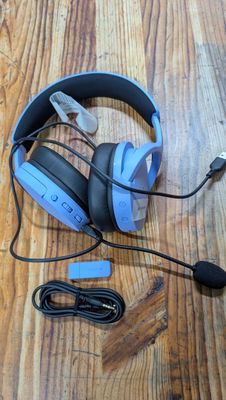 un casque posé sur un parquet