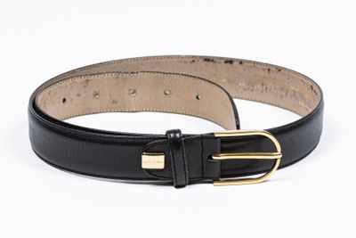 un gros plan d'une ceinture noire sur fond blanc