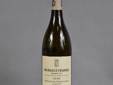 une bouteille de vin posée sur une table