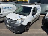 une camionnette blanche garée dans un parking à côté d'autres camionnettes