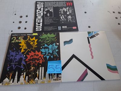 trois disques sont posés sur une table, avec des trous en arrière-plan