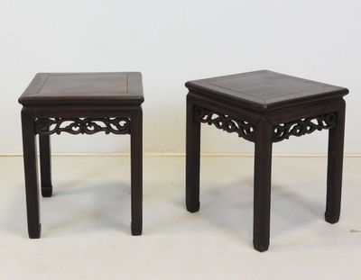 paire de tables d'appoint de style asiatique avec des plateaux en bois sculpté