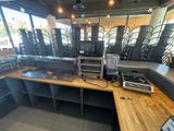 des tables et des chaises dans un restaurant, avec de nombreuses chaises en arrière-plan