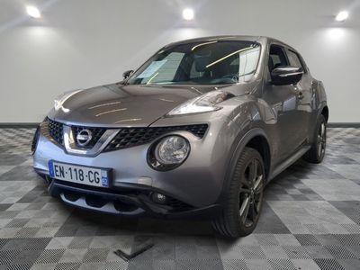 Le SUV Nissan Juke argenté est garé dans le garage.
