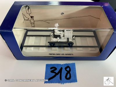 une boîte contenant un petit train, posée sur une table