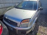 une voiture argentée garée contre un mur