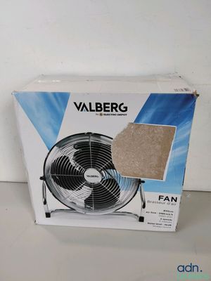 un gros plan sur la boîte d'un ventilateur posé sur une table