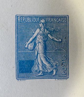 une image représentant un timbre sur lequel figure une femme tenant une raquette de tennis