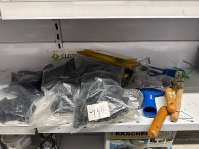 de nombreux articles qui se trouvent en rayon dans le magasin