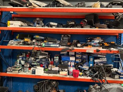 de nombreux types d'outils différents sur les étagères du garage