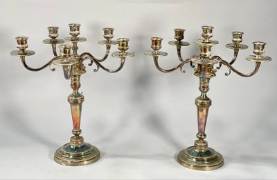 paire de chandeliers anciens en laiton avec des verres verts et rouges
