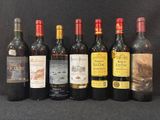 Plusieurs bouteilles de vin sont alignées sur un fond noir