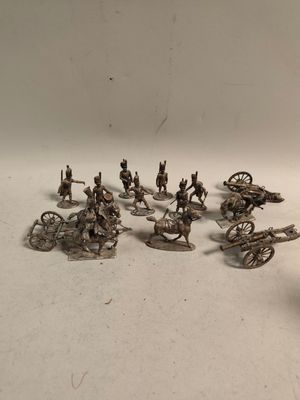 beaucoup de petits soldats en plastique posés sur une table